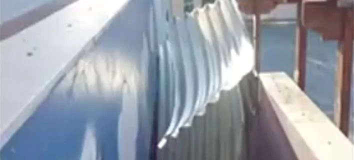 Έφυγε σκεπή σε δημοτικό σχολείο στο Καματερό από τον ισχυρό άνεμο